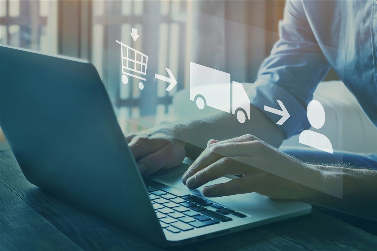 Hände auf einer Laptop-Tastatur mit Symbolen für Onlinebestellung und Lieferung