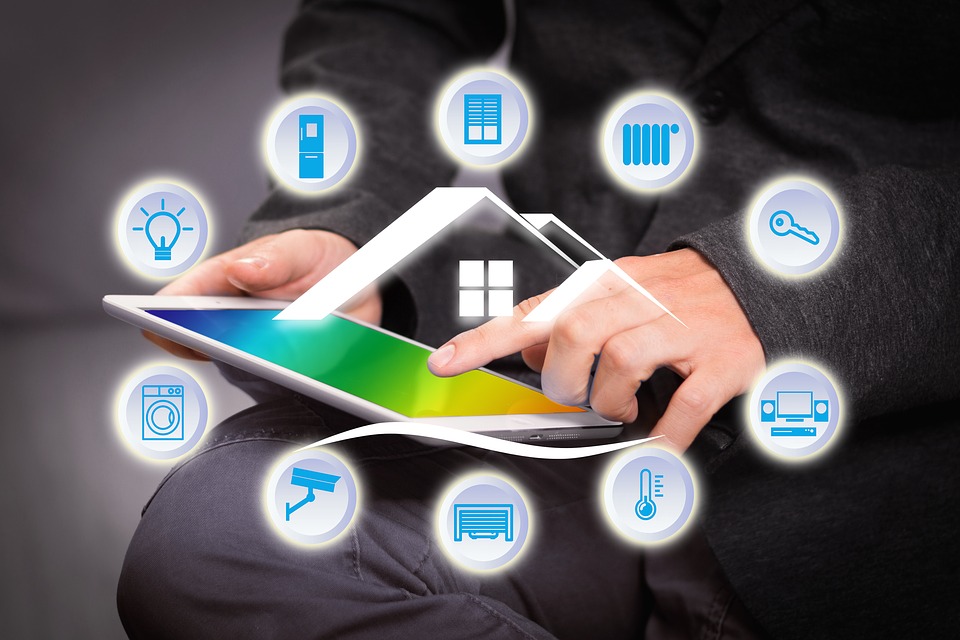 Tablet mit Steuerungssymbolen für Smart Home und Gebäudetechnik