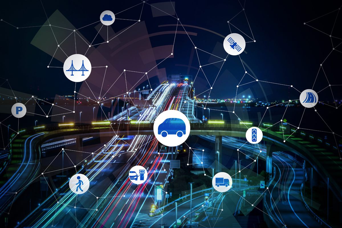 Vernetzter Straßenverkehr bei Nacht mit Symbolen für Sharing, Laden und Parken